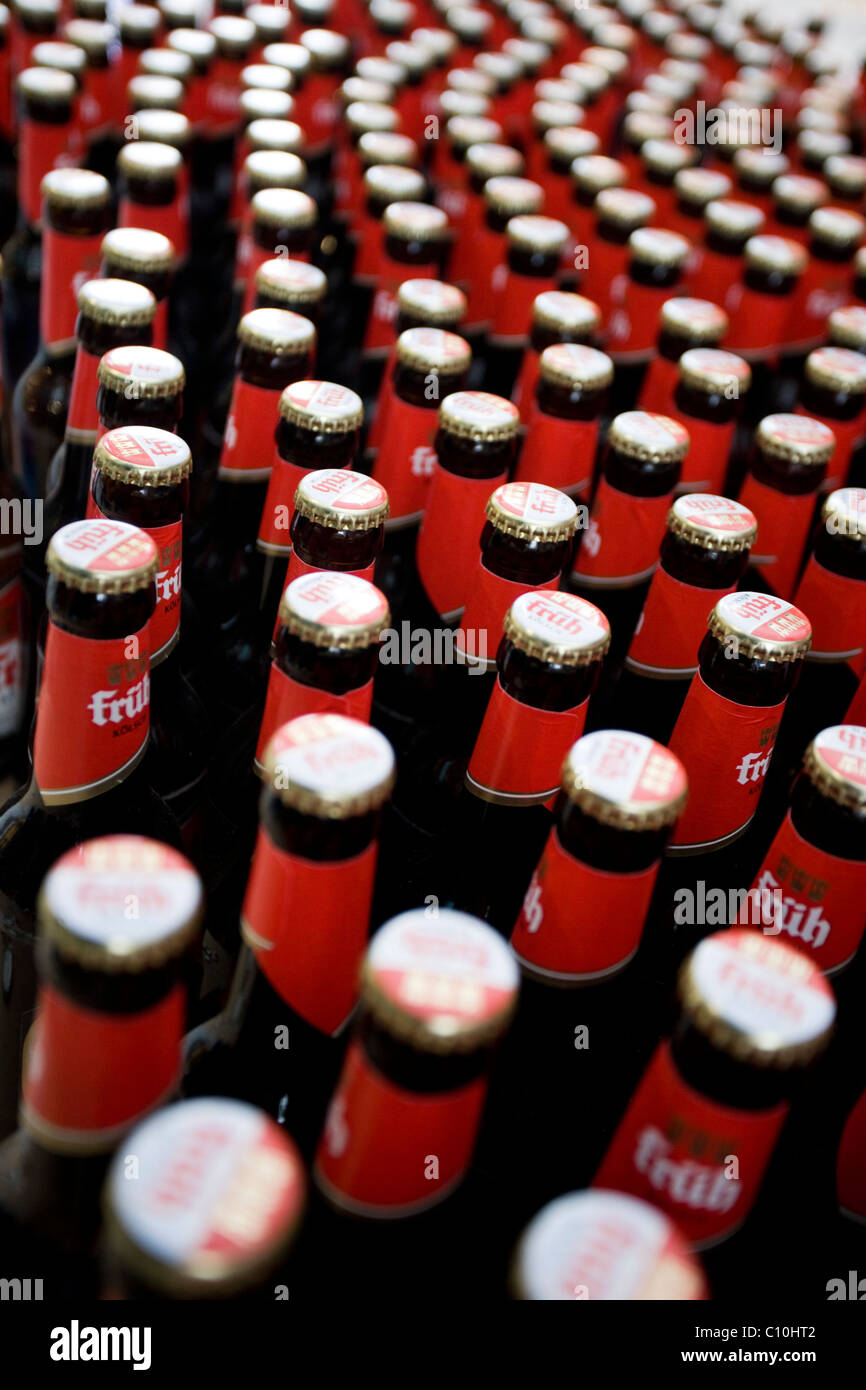 Hunderte von Flaschen Bier werden in den Tagen des Karnevals in Köln (Deutschland) verbraucht. Stockfoto