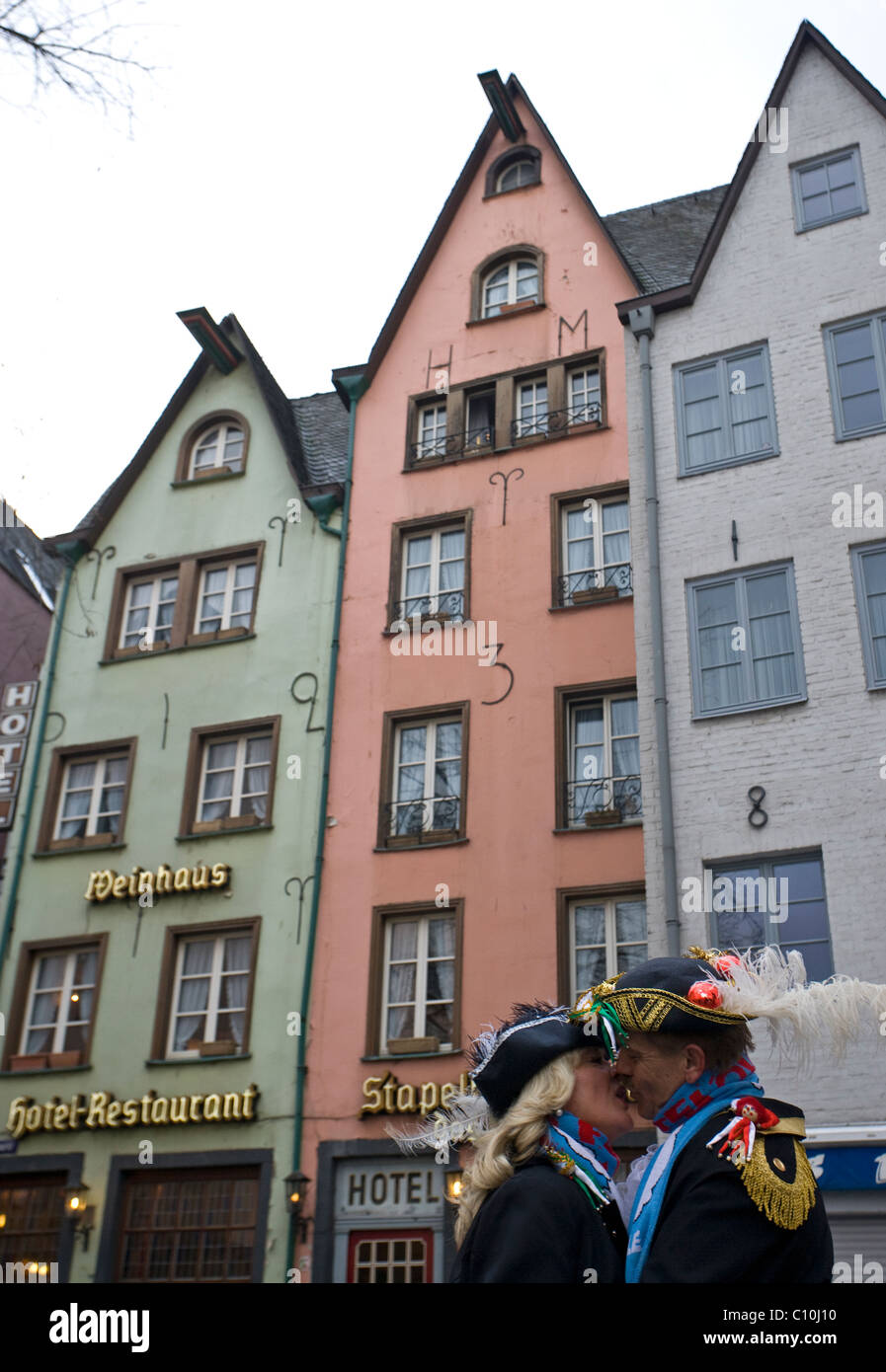 Ein paar tragen schicke küssen Kleider einander in den Straßen von Köln in den Tagen des Karnevals in Köln (Deutschland) Stockfoto