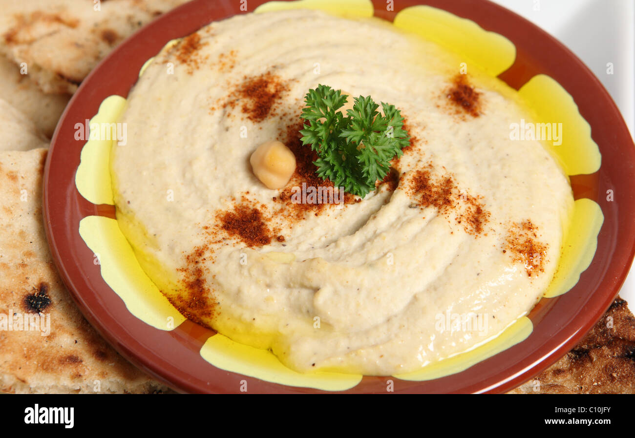 Die traditionelle orientalische Kichererbsen Dip, Hummus mit Tahini, mit ägyptische Fladenbrot serviert. Stockfoto