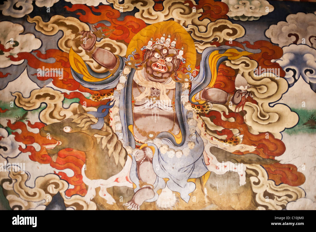 Künstlerische Darstellung der Buddhist gottähnliche Figur in einem Tempel in ländlichen Bhutan Stockfoto
