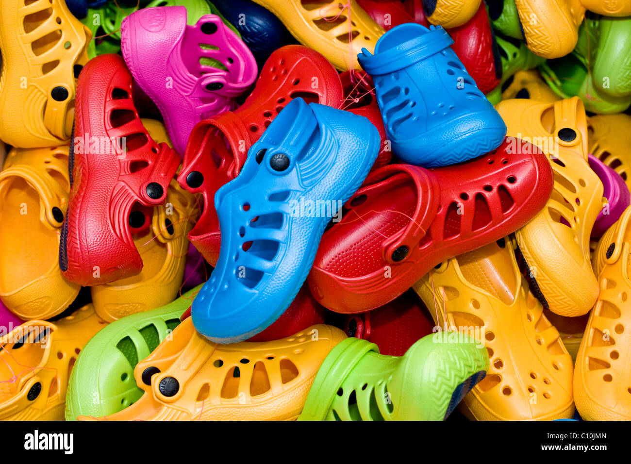 Haufen von Kunststoff Crocs Schuhe Stockfoto