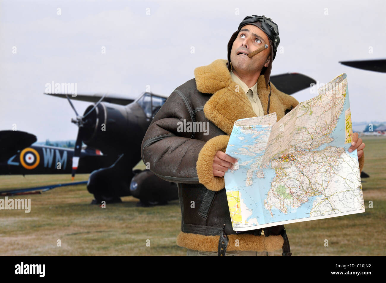 WWII Jagdflieger mit Blick in den Himmel Karte Stockfoto