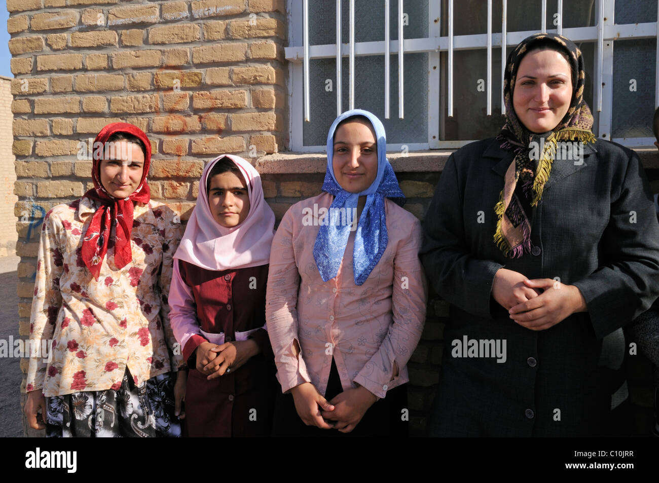 Iranische Mädchen und jede Frau in einem Dorf in der Nähe von Nain, Isfahan, Isfahan, Persien, Iran, Asien Stockfoto