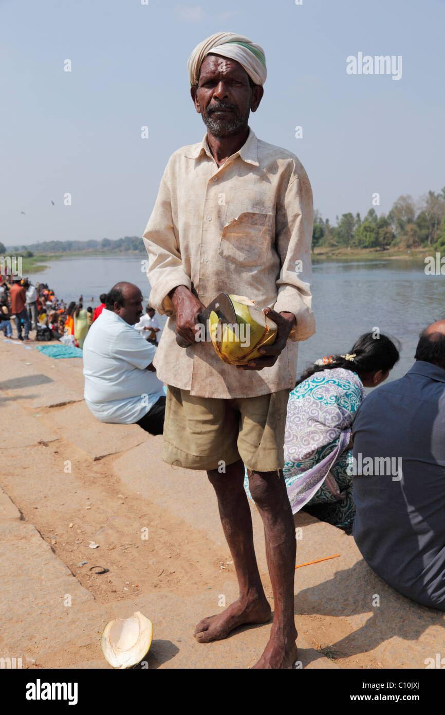 Mann schneiden Kokosnuss, Kapila, Kabini, Kabbani River, Nanjangud, Karnataka, Südindien, Indien, Südasien, Asien Stockfoto