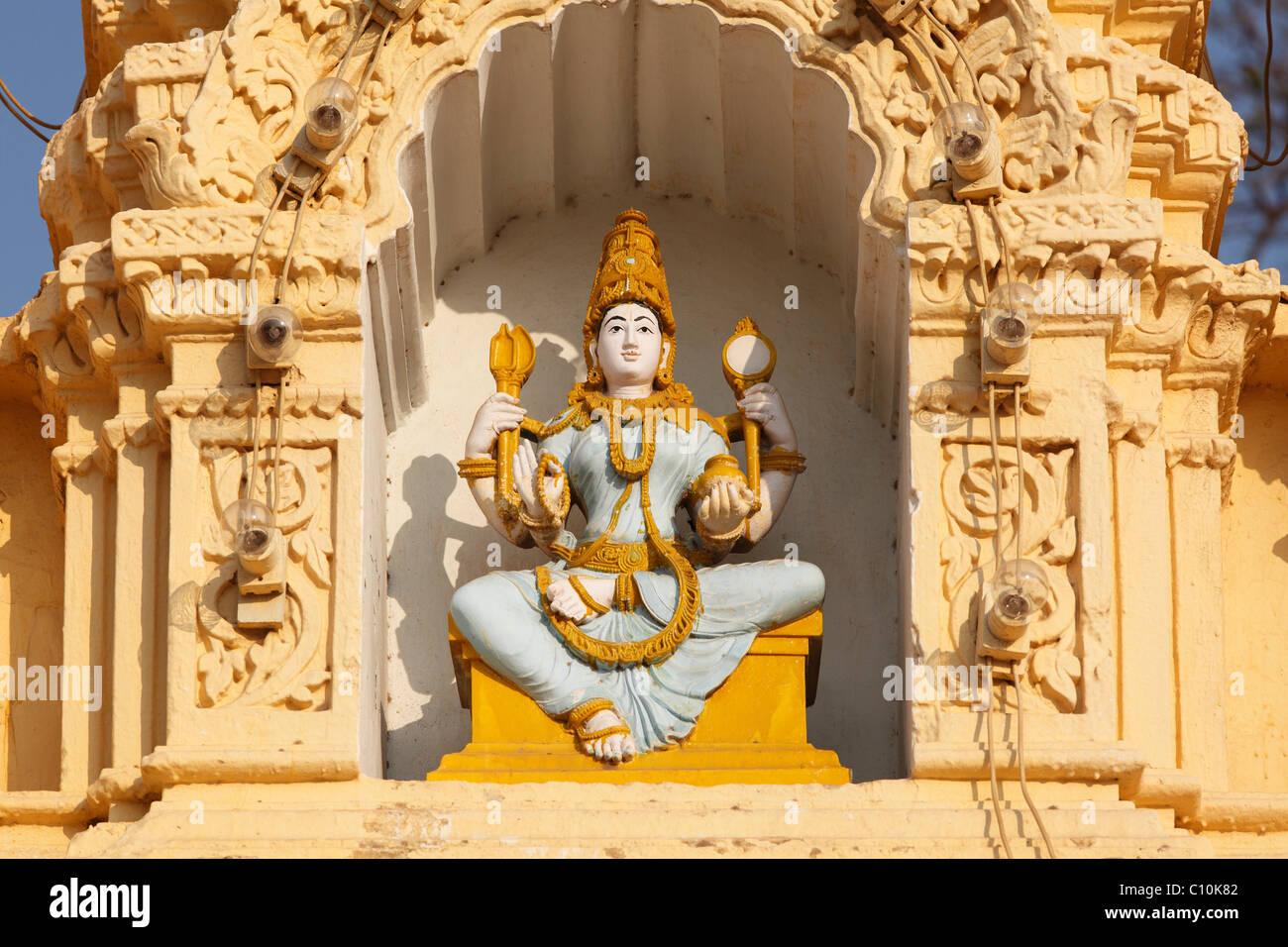 Gott-Figur auf der Hindu-Tempel in den Garten von Maharaja Palace, Mysore Palast, Südindien, Indien, Südasien, Asien Stockfoto