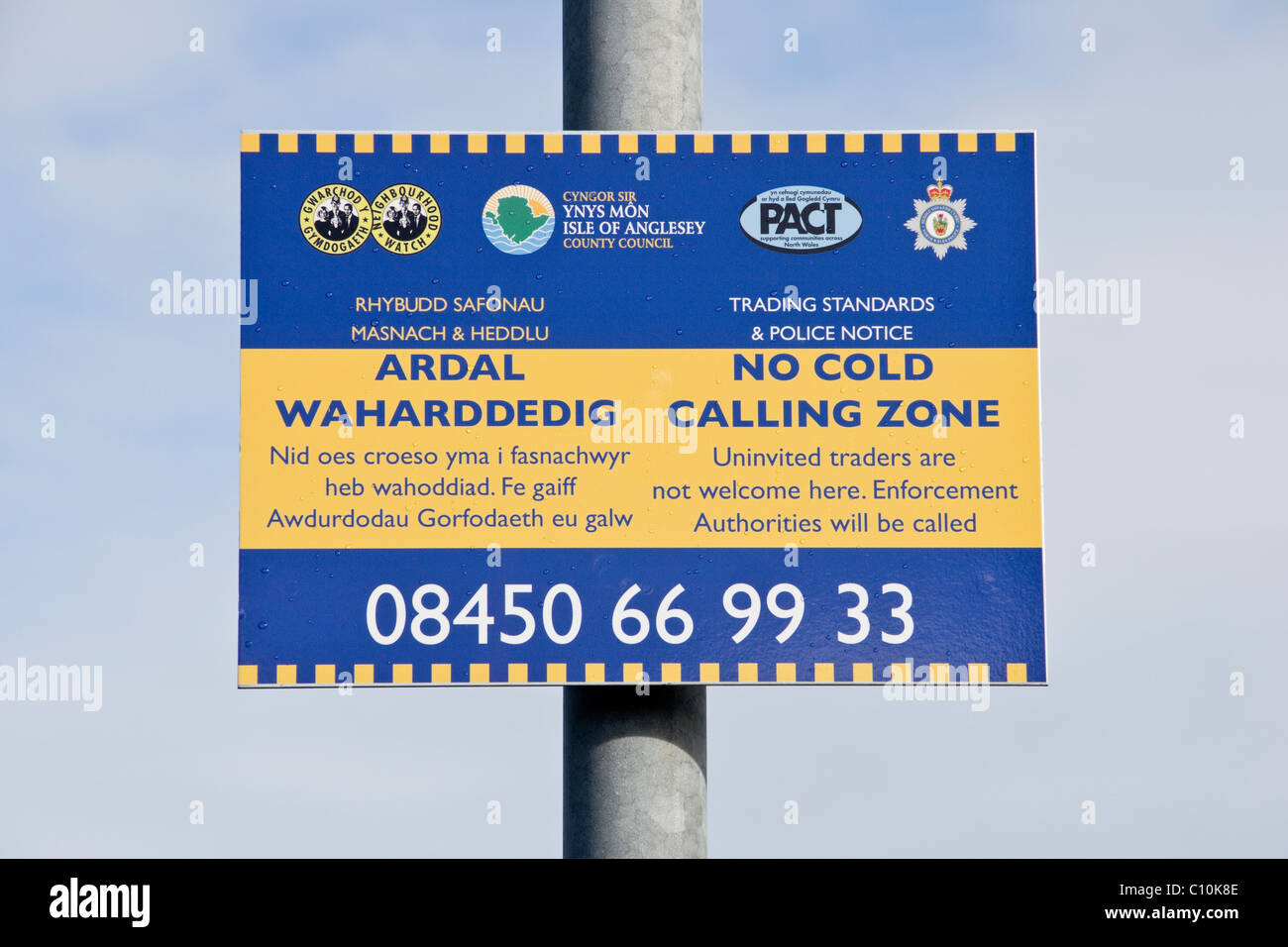 'Keine cold calling Zone'-Schild in Walisisch und Englisch von Normen im Handel und der Polizei, durch Nachbarschaftshilfe und PAKT unterstützt. Wales UK Stockfoto