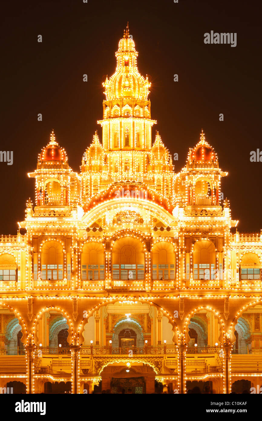 Detail des Maharaja Palast, Mysore Palast, Amba Vilas, Beleuchtung an einem Sonntag mit Glühbirnen, Südindien, Indien Stockfoto