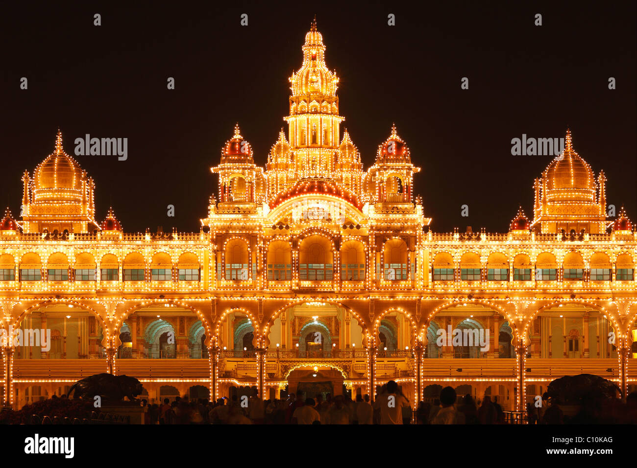 Maharaja Palast, Mysore Palast, Amba Vilas, Beleuchtung an einem Sonntag mit Glühbirnen, Südindien, Indien, Südasien, Asien Stockfoto