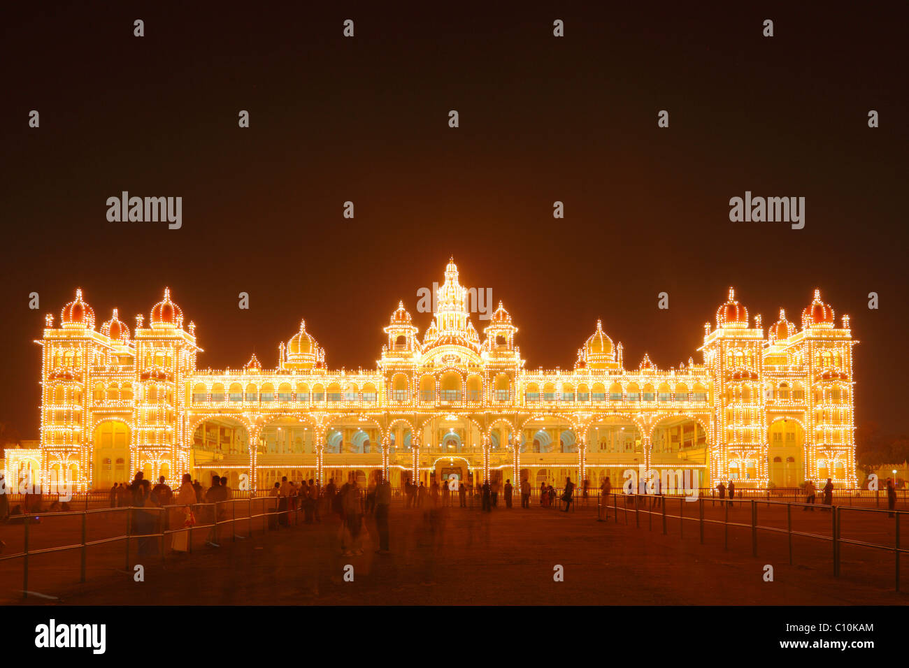 Maharaja Palast, Mysore Palast, Amba Vilas, Beleuchtung an einem Sonntag mit Glühbirnen, Südindien, Indien, Südasien, Asien Stockfoto