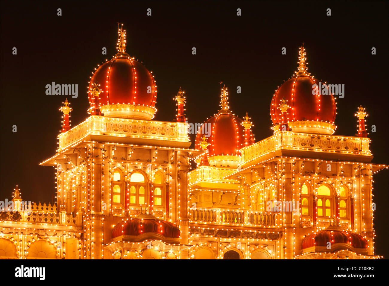Detail des Maharaja Palast, Mysore Palast, Amba Vilas, Beleuchtung an einem Sonntag mit Glühbirnen, Südindien, Indien Stockfoto