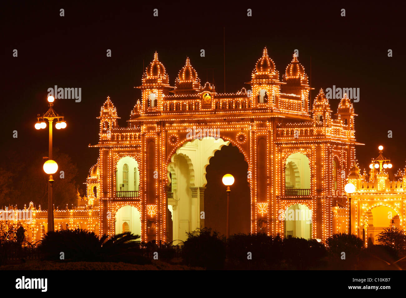 East Gate von Maharaja Palace, Mysore Palast, Amba Vilas, Beleuchtung an einem Sonntag mit Glühbirnen, Südindien, Indien Stockfoto