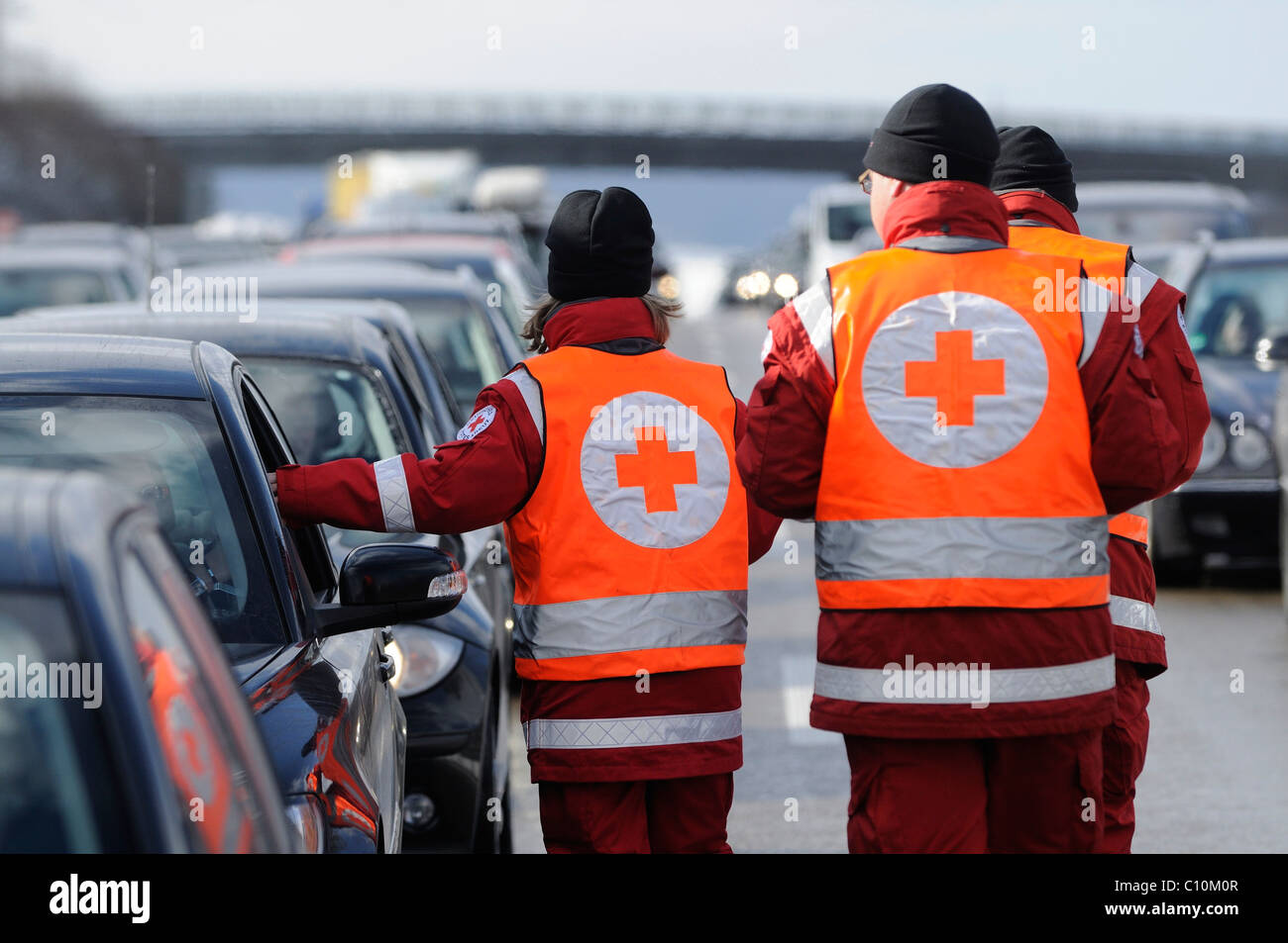 Das Rote Kreuz Geben Kostenlose Tee Am Rastplatz Ruebholz Wintereinbruch Stau Auf Der Autobahn A8 In Kirchheim Teck Stockfotografie Alamy