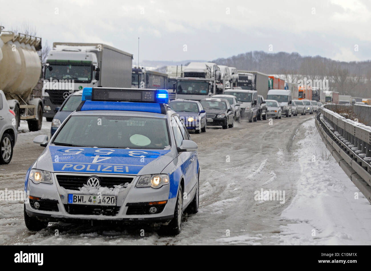 Wintereinbruch, Chaos, Sperrung der Autobahn A8 in Richtung München am Albaufstieg, Ausfahrt Ausfahrt"grau" in Holzmaden Stockfoto