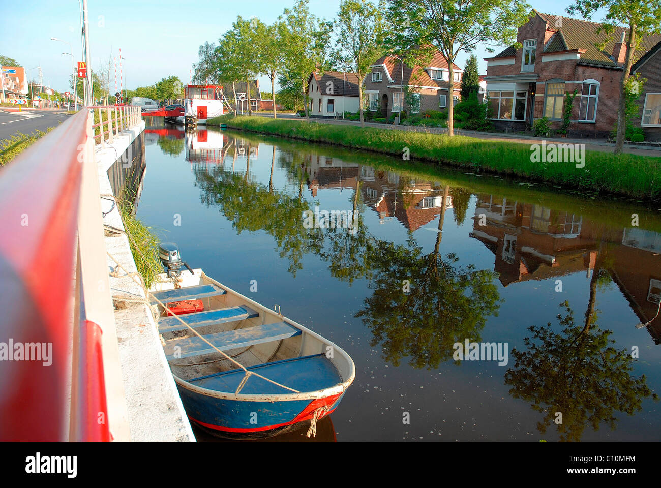 Blick auf den Kanal im Wohngebiet Stockfoto