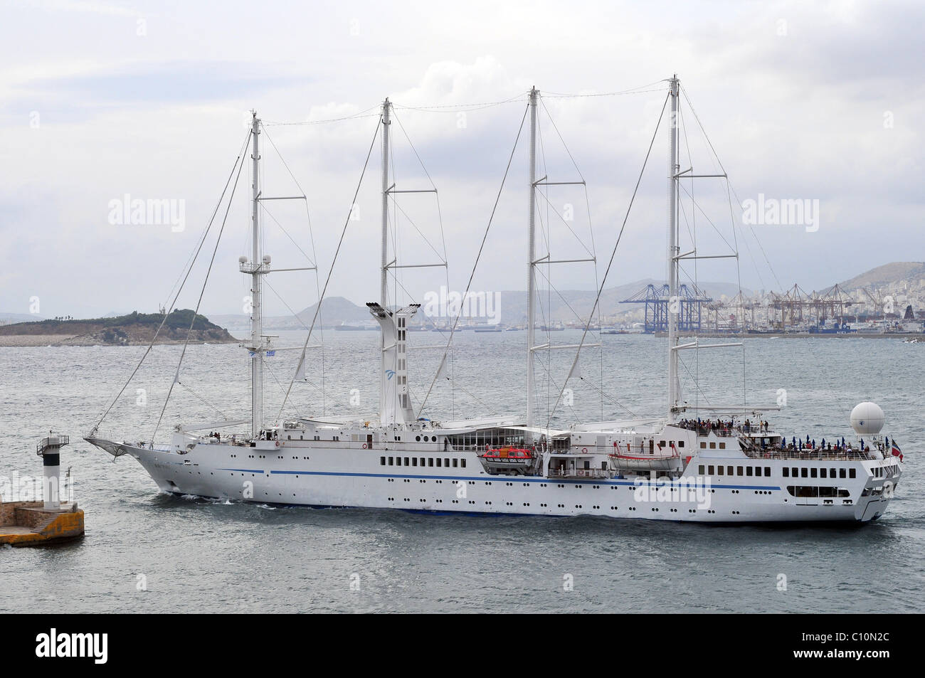 Der Windgeist cruise Yacht von Windstar Cruises verlassen den Hafen von Pireas, Athen, Griechenland. Stockfoto