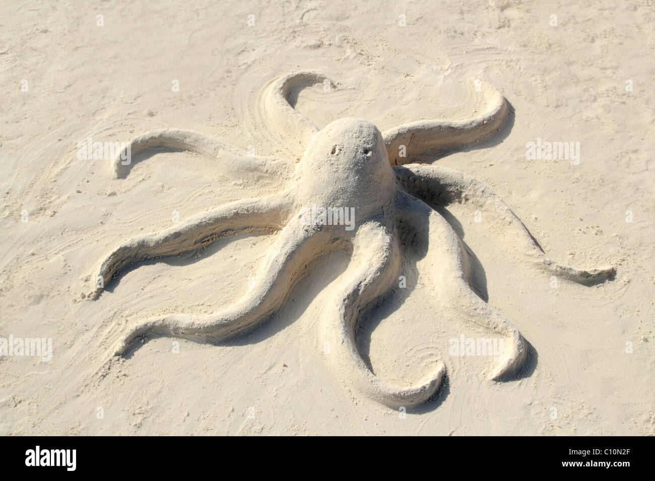 Sand Oktopus-Skulptur am weißen Karibikstrand Stockfoto