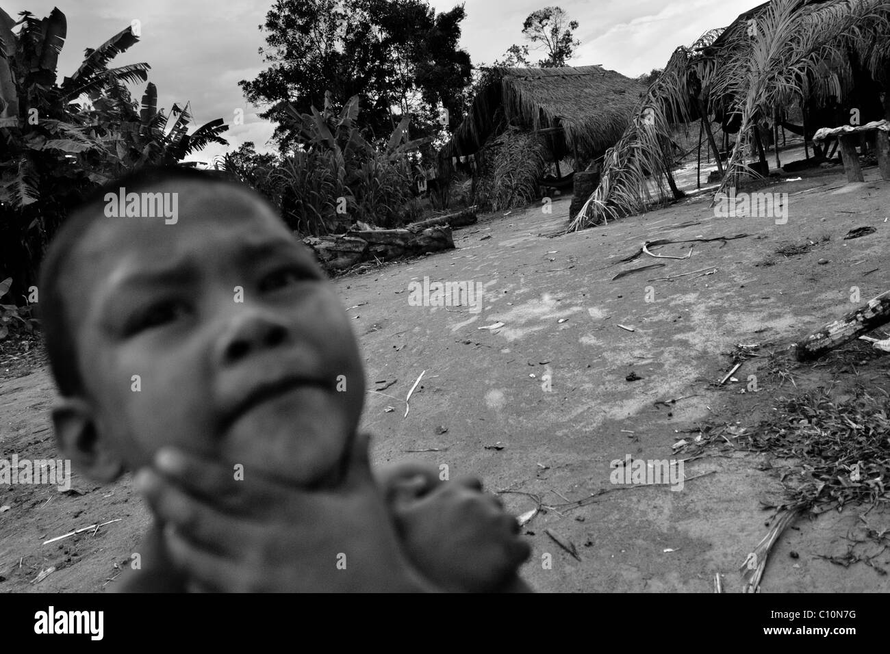 Ein Junge Nukak steht vor den Hütten in der Flüchtlings-Siedlung in der Nähe von San Jose del Guaviare, Kolumbien. Stockfoto