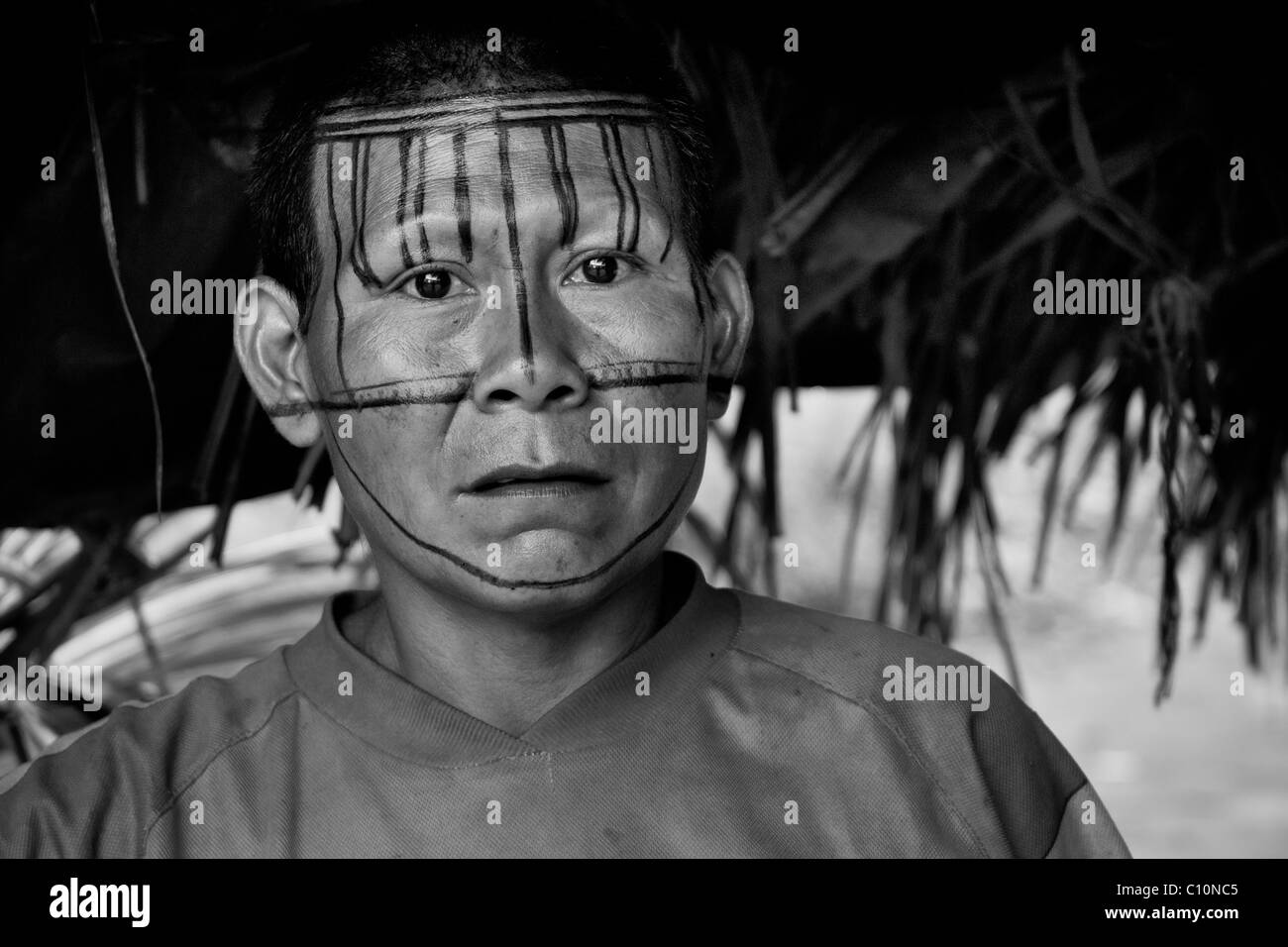 Es steht eine Nukak-Frau in ihrer Hütte in einer Flüchtlings-Siedlung in der Nähe von San Jose del Guaviare, Kolumbien. Stockfoto