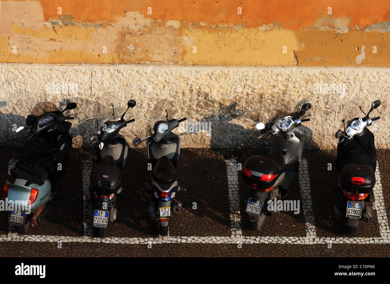 Row geparkte Vespa-Mopeds Verona Italien. Stockfoto