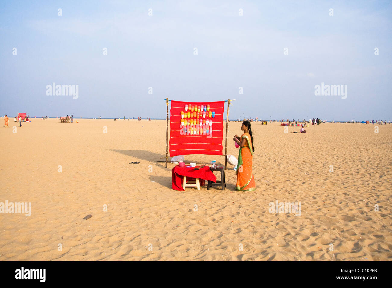 Einrichten von ihrem Ballons Stand am Strand Mädchen Stockfoto