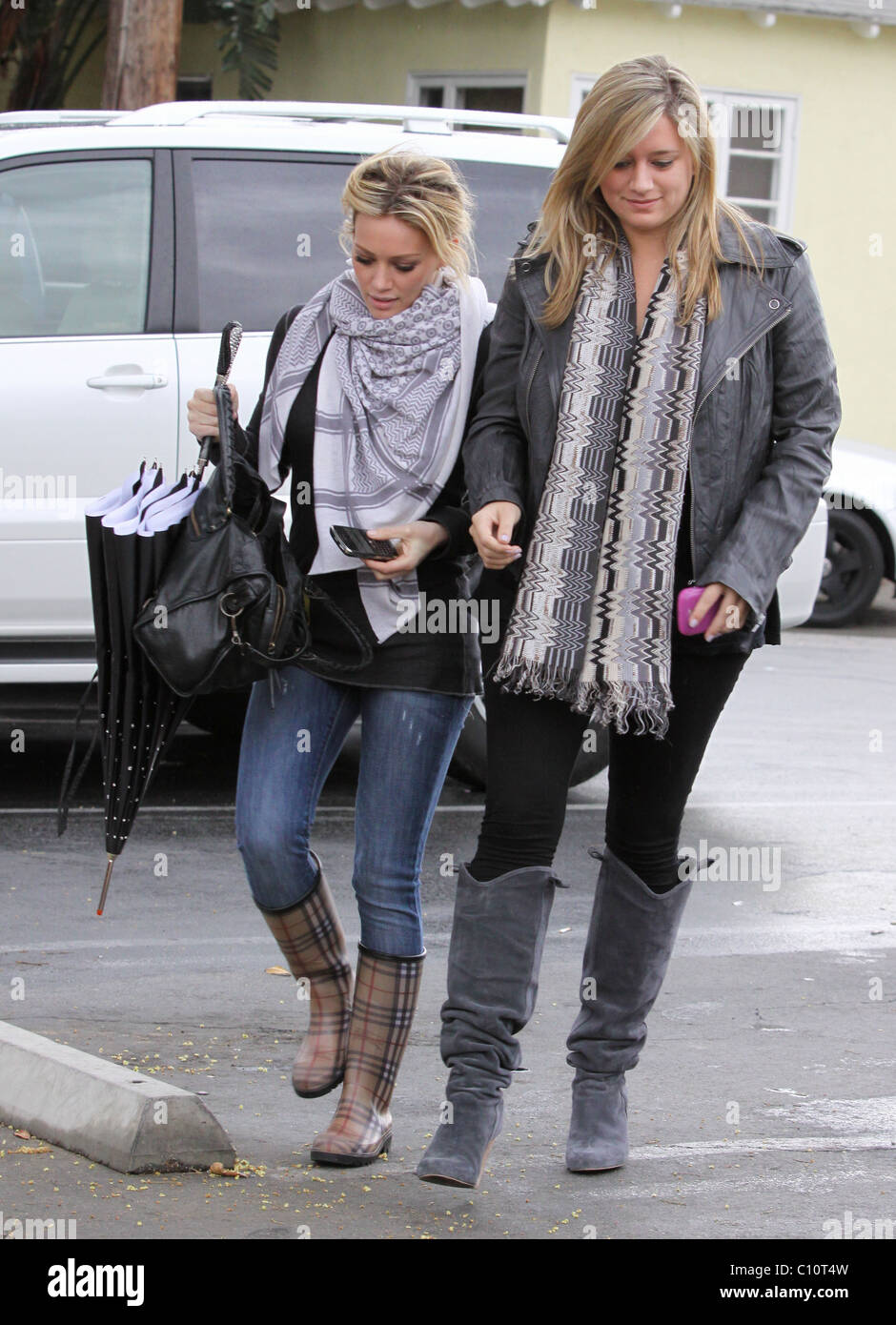 Hilary Duff zu Mittag mit einer Freundin in Toluca Lake trägt ein paar  Gummistiefel und Regenschirm tragen. Los Angeles Stockfotografie - Alamy