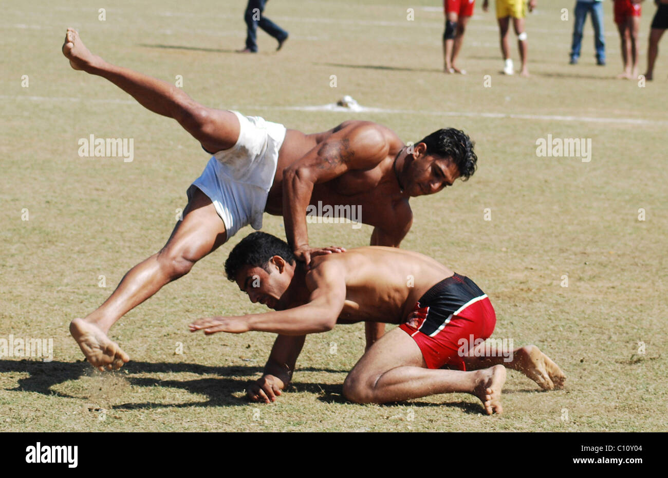 Indische Dorfbewohner Jungs in Aktion während des Spiels Kabaddi während der 74. Kila Raipur ländlichen Sport treffen Ludhiana, Indien - 15.02.09 Stockfoto