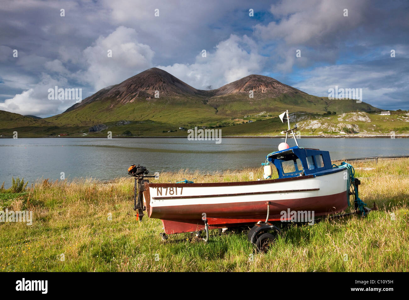 Angelboot/Fischerboot mit Bergen auf der Isle Of Skye, Highland Council, Schottland, Vereinigtes Königreich, Europa Stockfoto