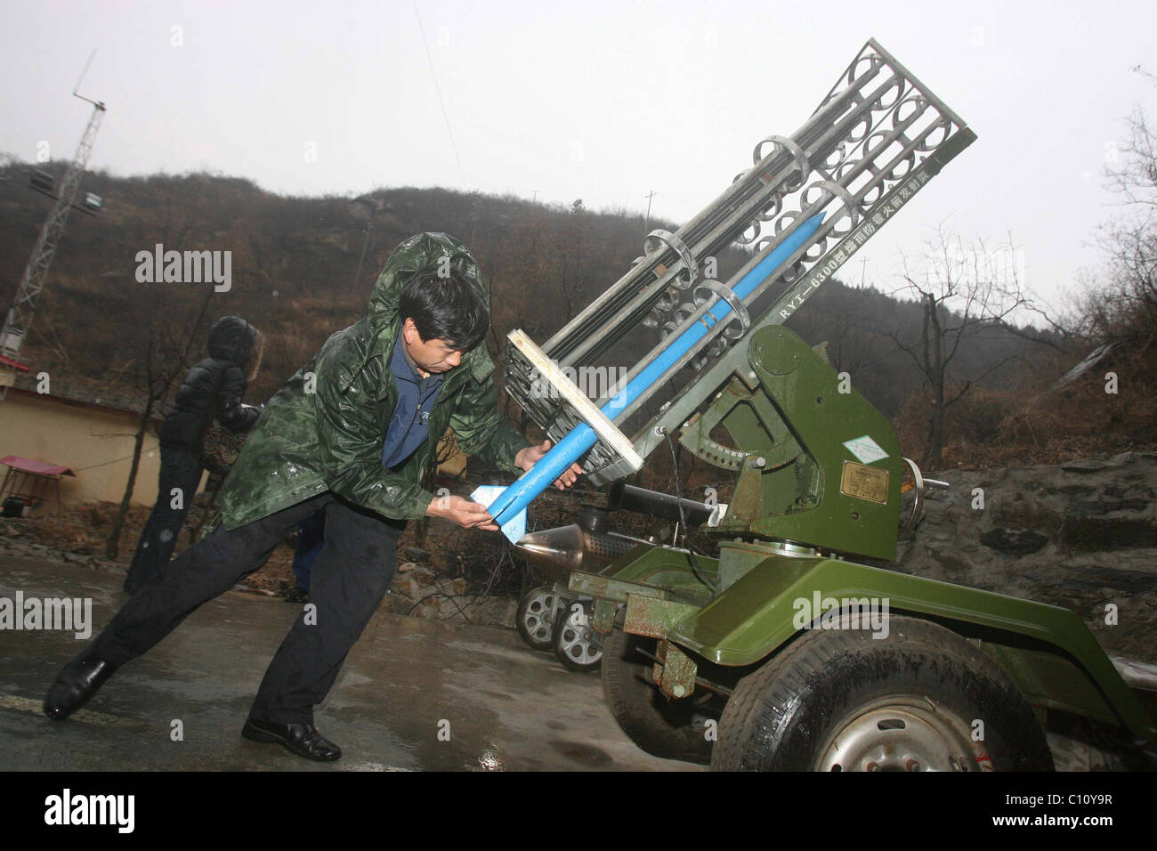 Regenmacher Arbeiter in China geben Chemikalien in die Atmosphre in einem  Versuch, "knstlichen Regen" zu erstellen. Der Aufwand ist ein Gebot  Stockfotografie - Alamy
