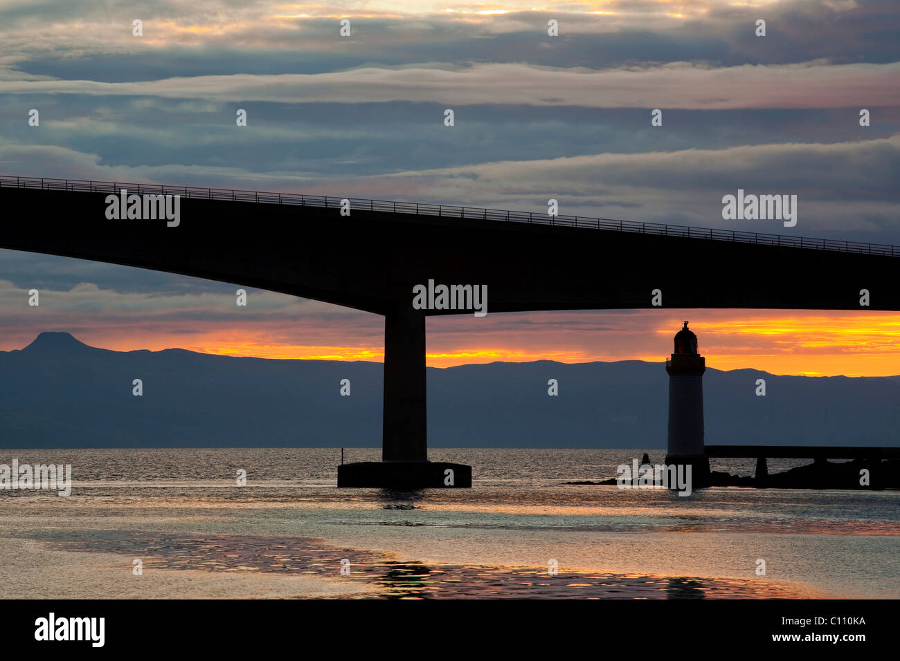 Der Himmel Brücke und Leuchtturm im letzten Abendlicht in Kyleakin, Isle Of Skye, Highland Council, Schottland, Vereinigtes Königreich Stockfoto