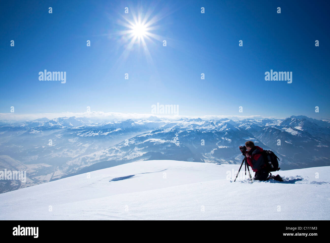 Fotografen, die Bilder mit einem Stativ in den verschneiten Alpen auf Chaeserrugg im Toggenburg, Schweiz, Europa Stockfoto