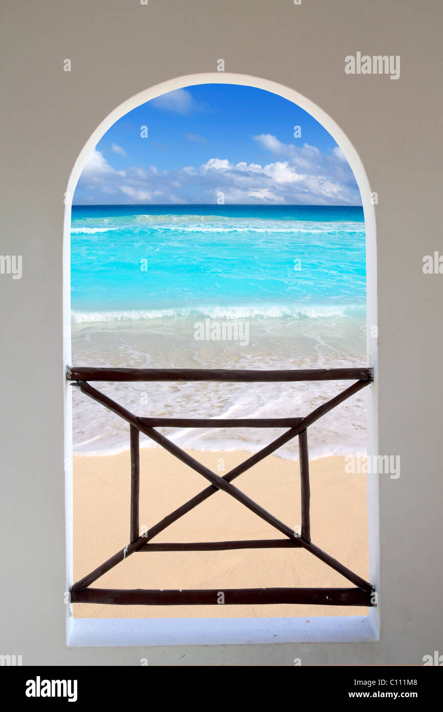 Bogen Sie Balkon weißes Fenster tropischen Karibik Strand gesehen durch Stockfoto