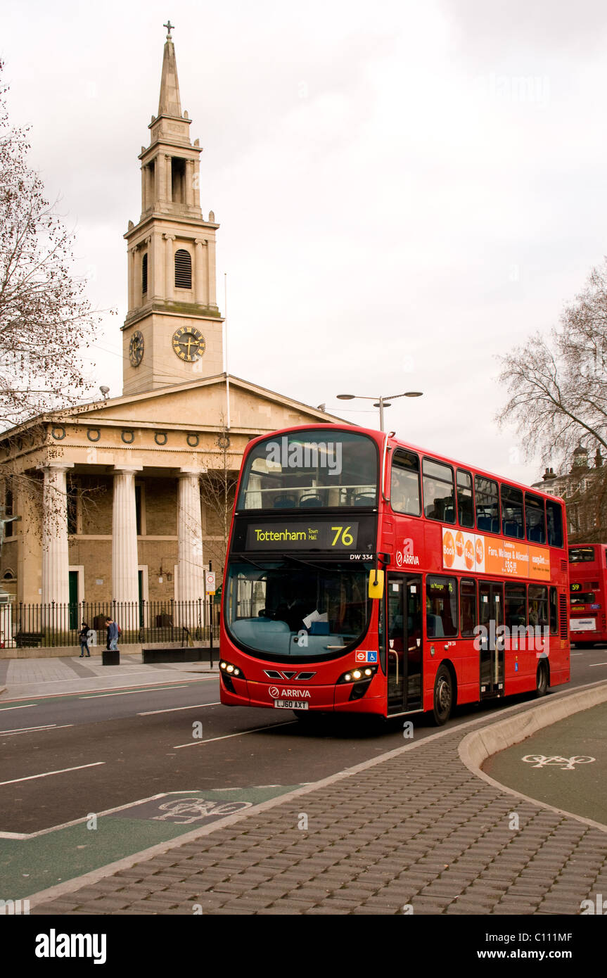 Eine moderne Doppeldecker übergibt St. Johannes Kirche in Waterloo Road, London. Der Bus wird von Arriva London betrieben. Stockfoto