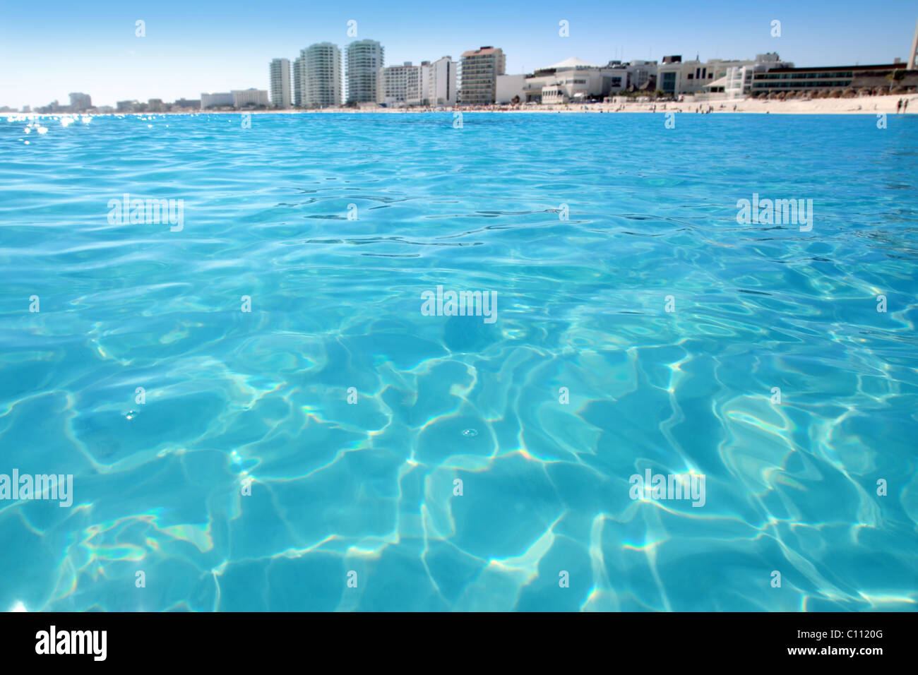 Cancun Strand-Blick vom türkisfarbenen Wasser der Karibik Urlaubsziel Stockfoto