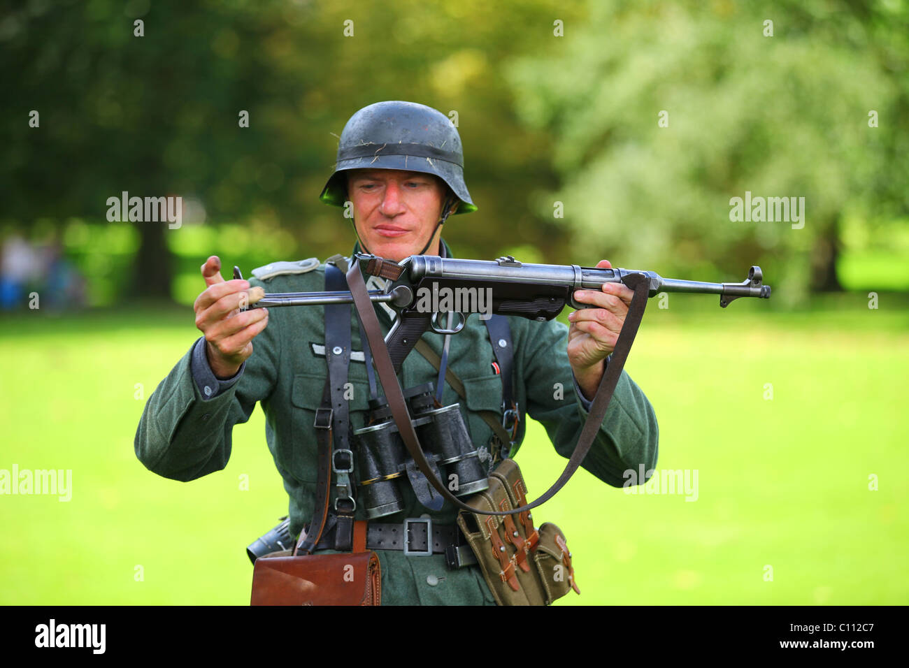 Wiederaufbau WW2 Wehrmacht deutsche Soldat mit Maschinengewehr Stockfoto