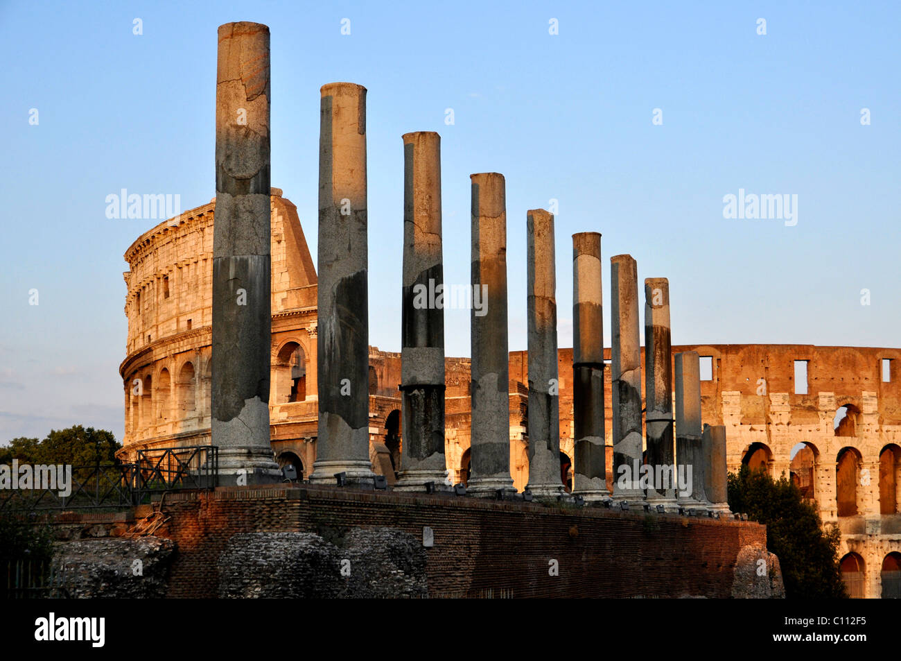 Säulen der Tempel der Venus und Roma, Forum Romanum, Kolosseum, Rom, Latium, Italien, Europa Stockfoto