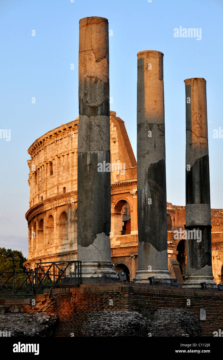 Säulen der Tempel der Venus und Roma, Forum Romanum, Kolosseum, Rom, Latium, Italien, Europa Stockfoto