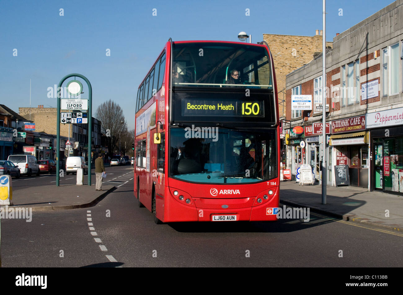 Ein Doppeldecker-Bus fährt entlang Cranbrook Road in Richtung Stadtmitte von Ilford. Der Bus wird von Arriva London betrieben. Stockfoto