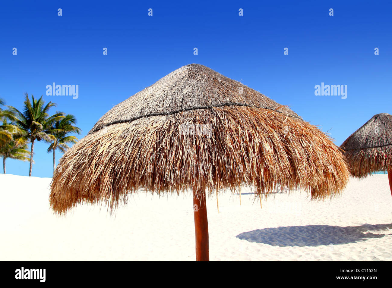 traditionelle Schiebedach Hütte karibische Sonnenschirme getrocknet, Gras- und Holz Stockfoto