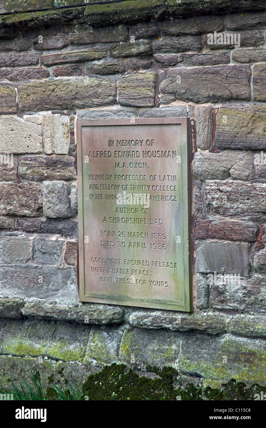 Stein-Tablet in der Wand der St. Laurence Church, Ludlow, Shropshire in Erinnerung an A.E.Housman - Autor von 'A Shropshire Lad' Stockfoto