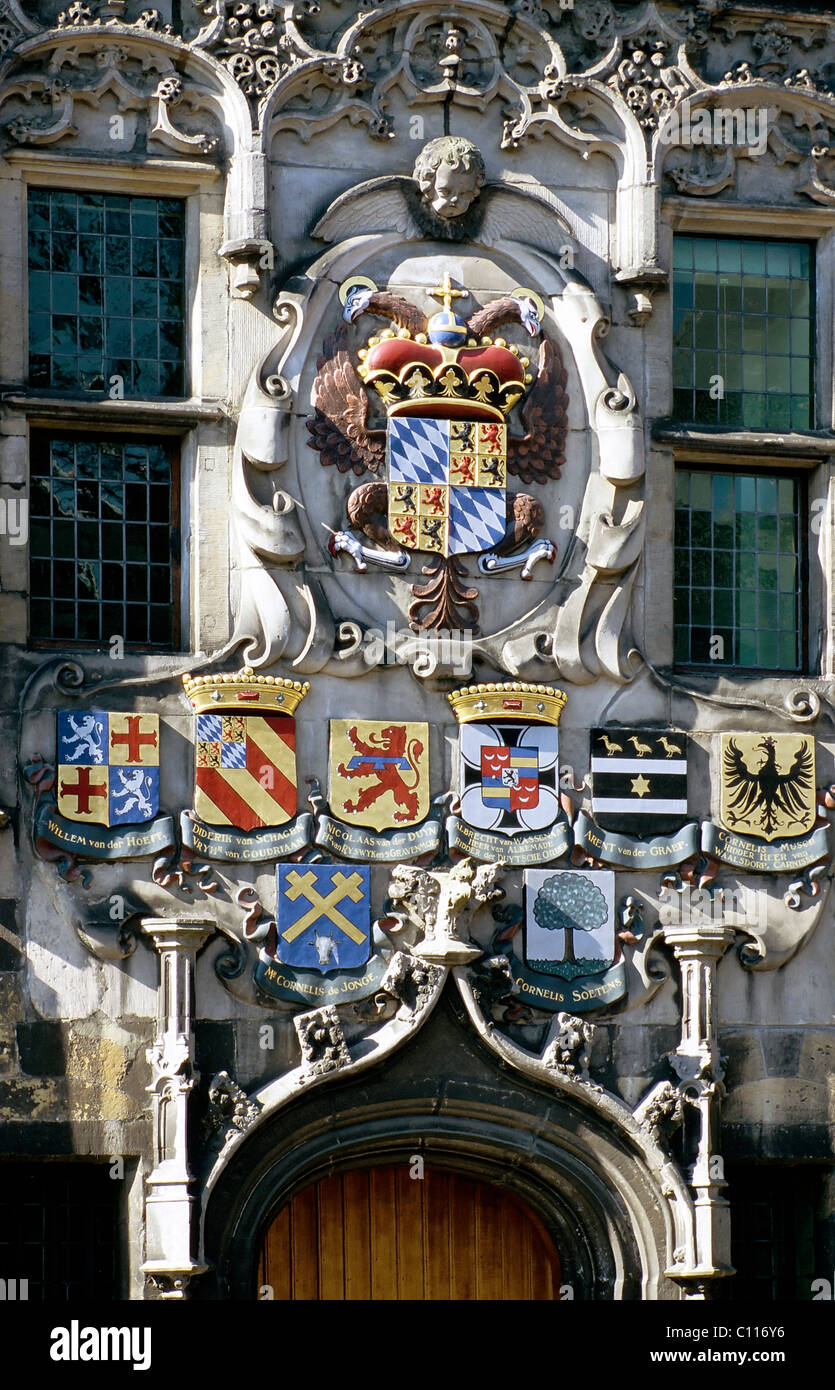 Prächtige Portal mit Wappen Wappen, Pfarrsaal van Delfland, Delft, Zuid-Holland, Niederlande, Europa Stockfoto