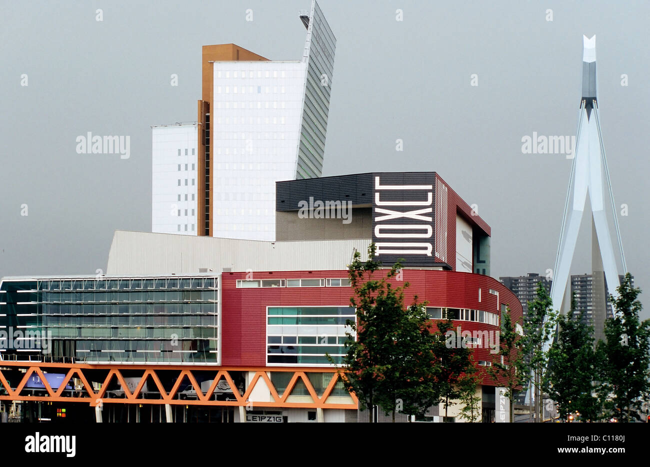 Luxor-Theater und Erasmusbrücke, Erasmusbrücke, moderne Architektur am Kop van Zuid, Rotterdam, Südholland, Niederlande Stockfoto