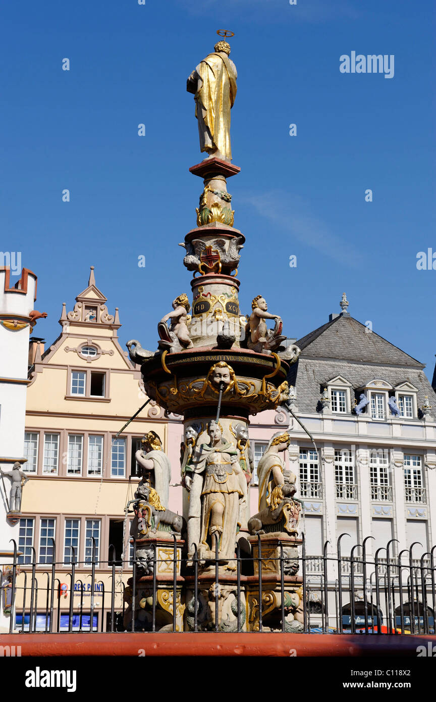 Marktbrunnen von H.R. Hoffmann, Hauptmarkt, Hauptplatz, Trier, Rheinland-Pfalz, Deutschland, Europa Stockfoto