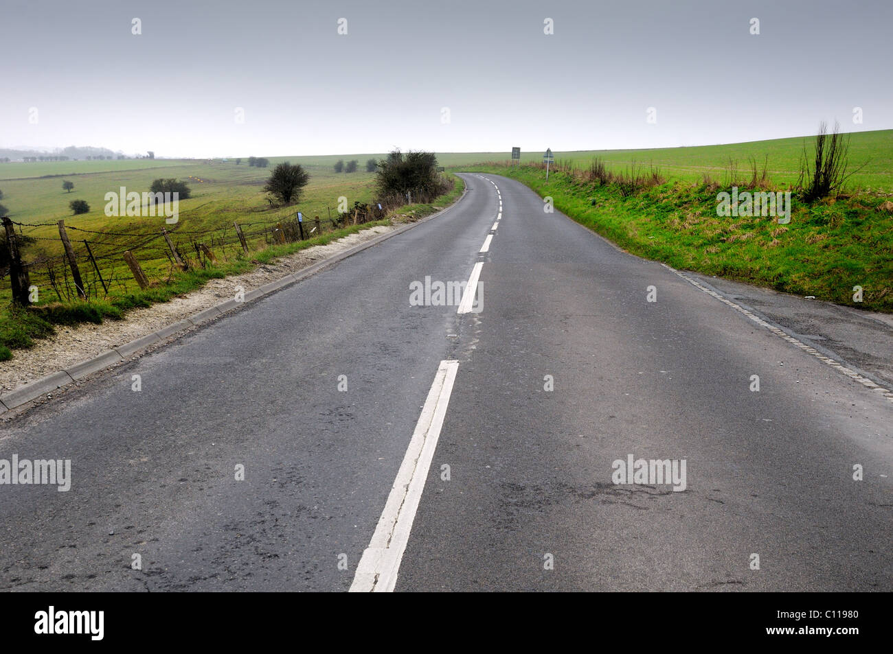 Niedrige Sicht der leeren Landstraße auf Hügel, South Downs Sussex Stockfoto