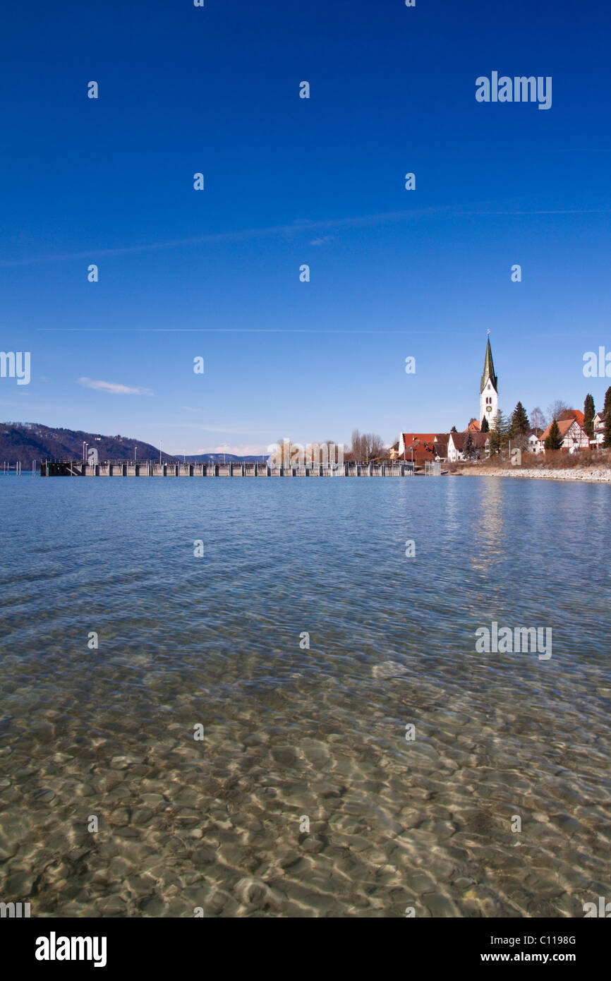 Sipplingen am Bodensee mit seiner Altstadt, die Pfarrkirche St. Martin und den Hafen vom Wasser aus gesehen Stockfoto