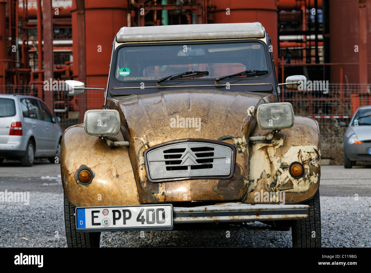 Kult-Auto Citroen 2CV Ente, gold bemalten Körper, Essen, Nordrhein-Westfalen, Deutschland, Europa Stockfoto