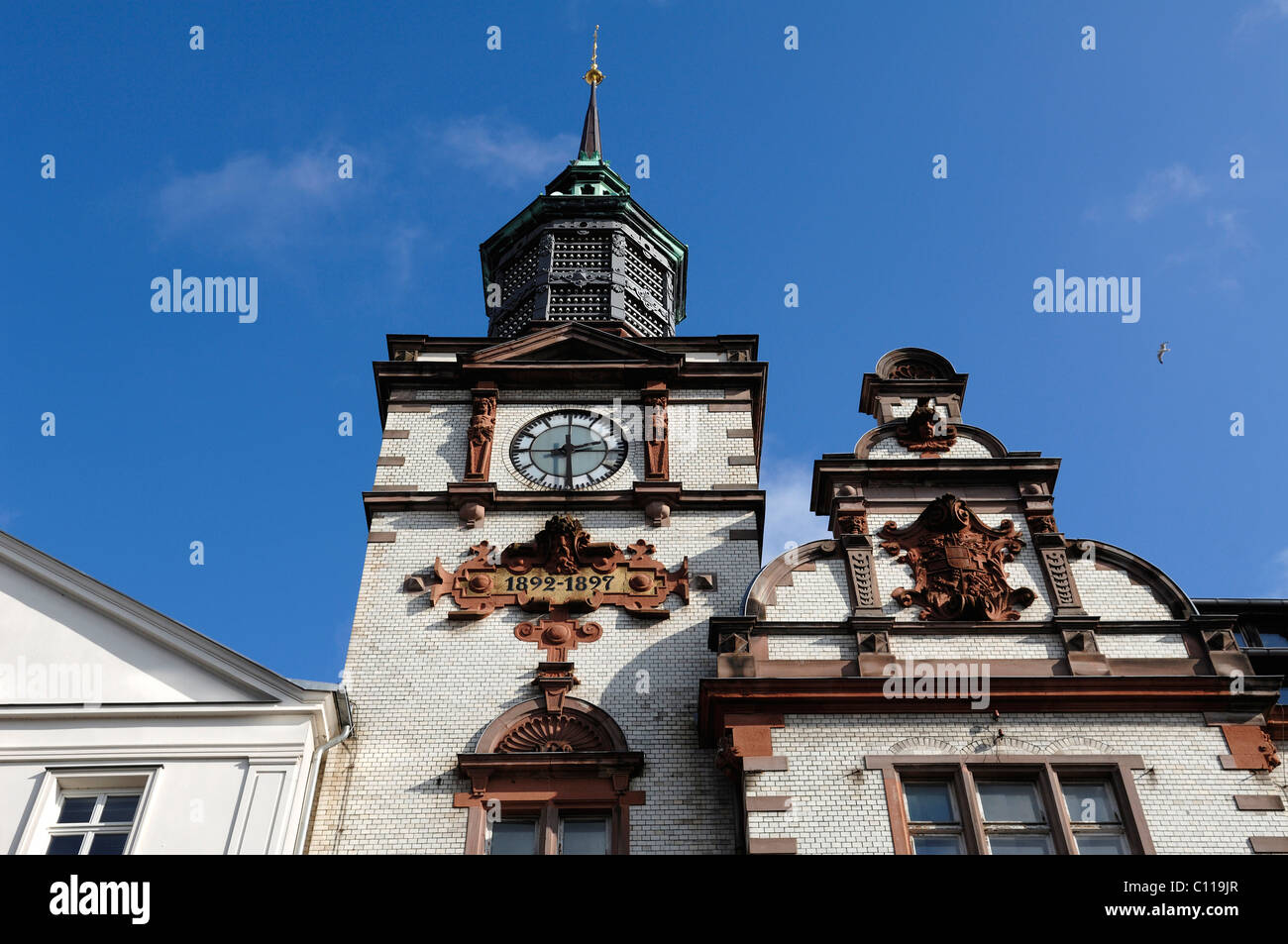 Reich verzierte Turm mit Turmuhr und Giebel mit dem alten Wappen Mecklenburgs, Hauptpost, gebaut von 1892 bis 1897 in Stockfoto Reich verzierte Turm mit Turmuhr und Giebel mit dem alten Wappen Mecklenburgs, Hauptpost, gebaut von 1892 bis 1897 in Stockfoto