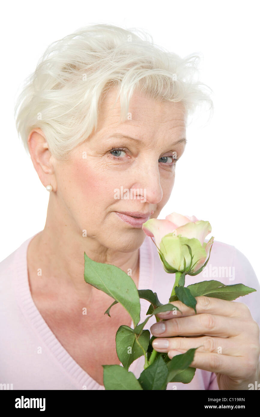 Porträt einer Frau mit einer rose Stockfoto