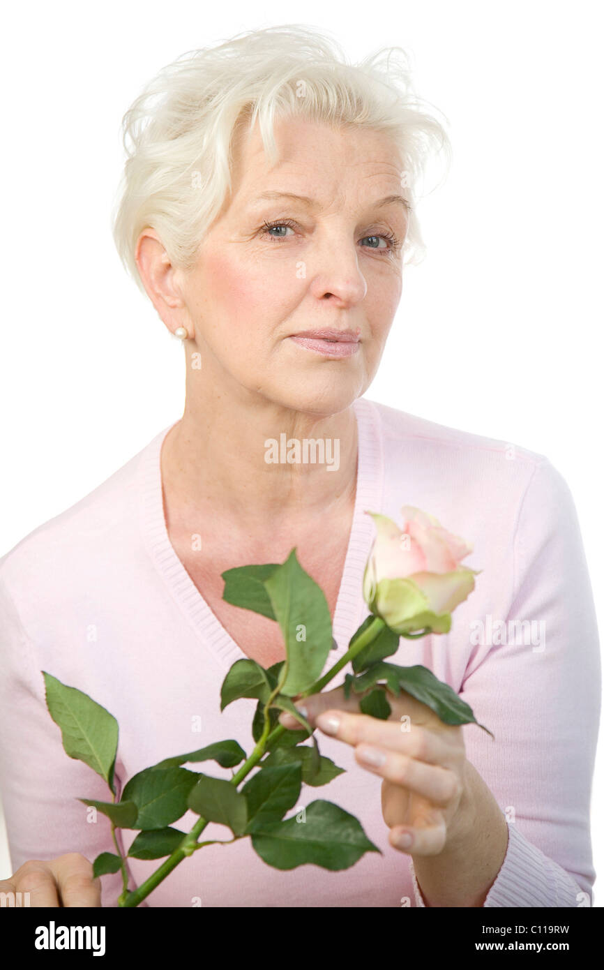 Porträt einer Frau mit einer rose Stockfoto