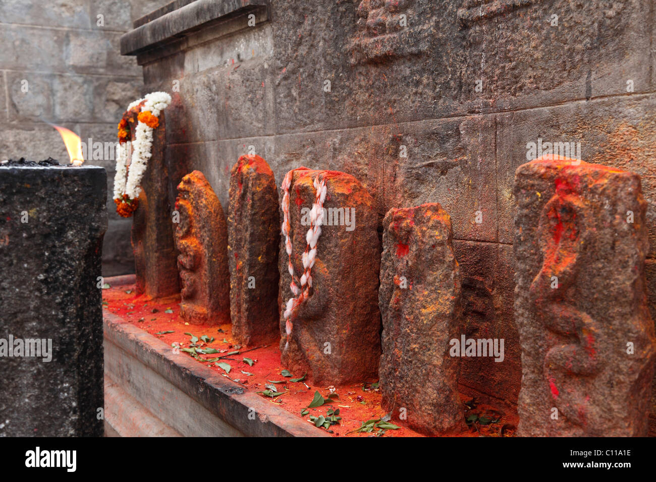 Aufopfernde Steinen im Mahabaleshwara-Tempel, Chamundi Hill, Mysore, Karnataka, Südindien, Indien, Südasien, Asien Stockfoto