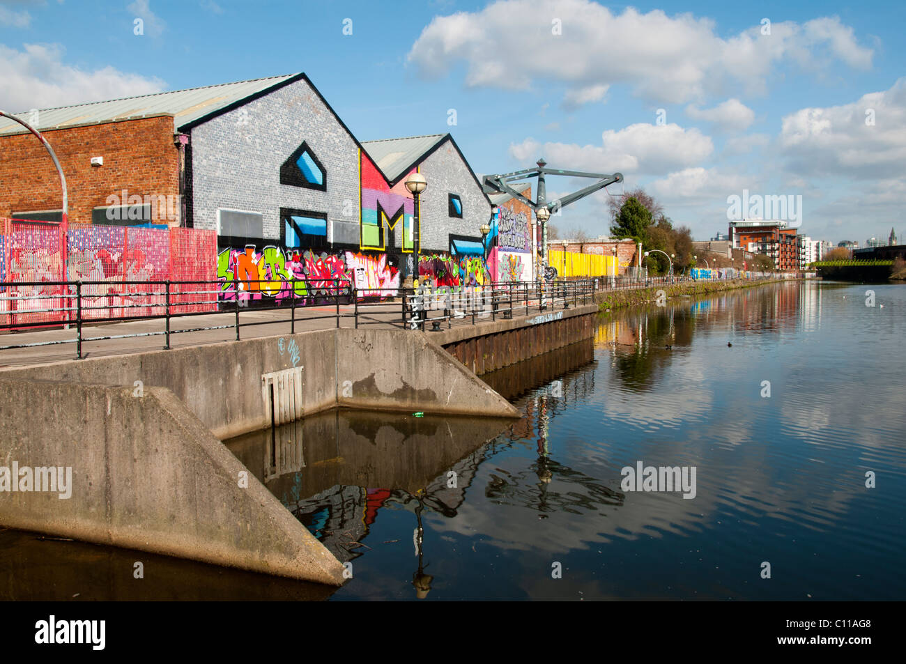 Graffiti an einer Lager-Wand an der Seite von Fluß Irwell (Manchester Ship Canal), Manchester, England, UK Stockfoto